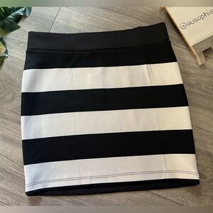 I Joah Made in USA Black and White Striped Stretch Mini Skirt. Size L. NWT!